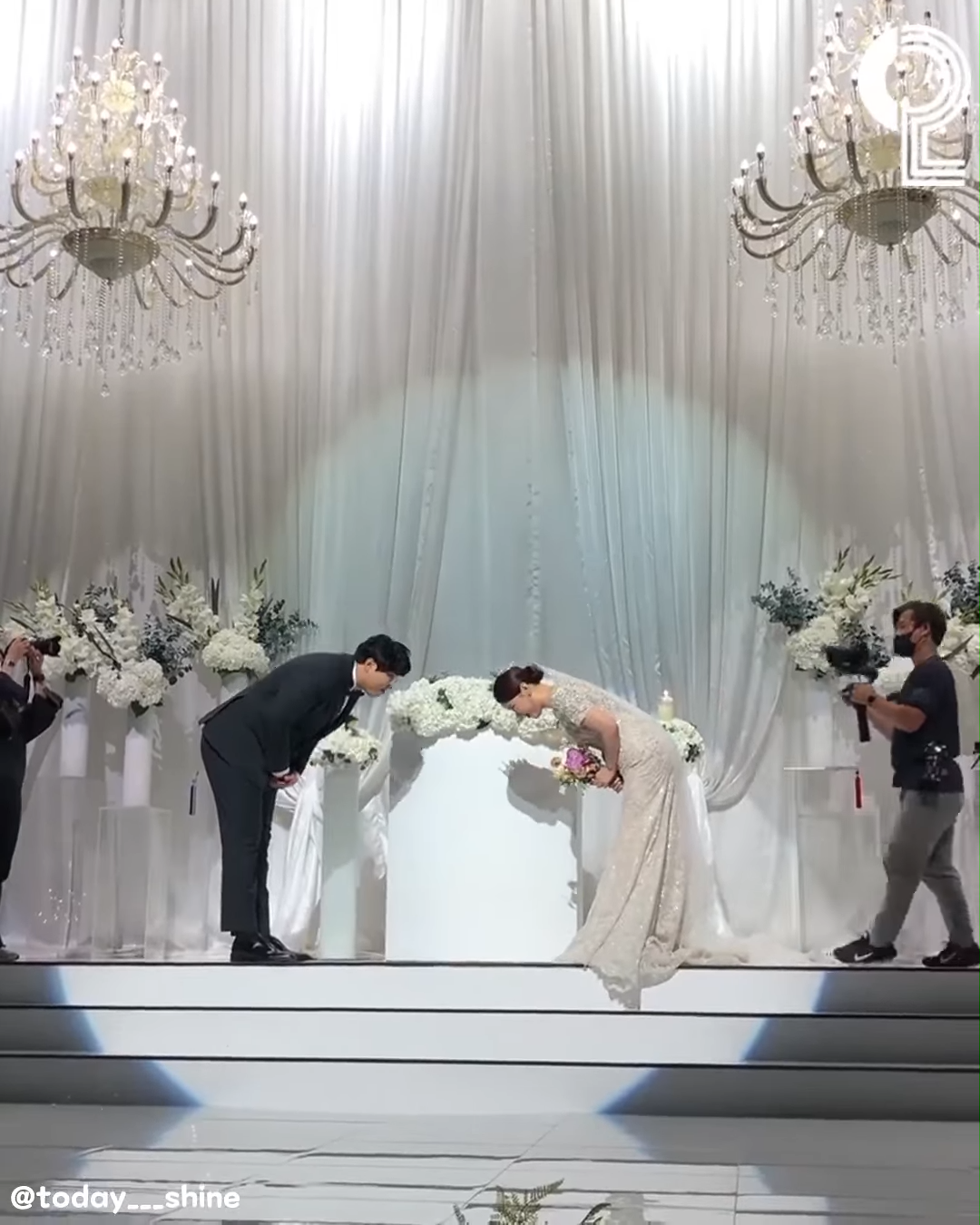 Chú rể liên tục bối rối khi thấy cô dâu cúi đầu thấp hơn mình.