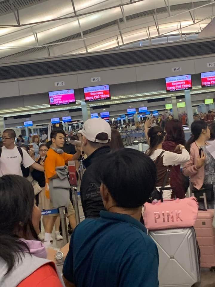 "Hồi tháng 3/2019 được gặp Super Junior ở sân bay, lúc đó để ý Donghae (áo cam) ở ngoài cao, trắng, đẹp hơn trong MV nhiều luôn!". (Ảnh: Thanh Tuyền) "Hồi tháng 3/2019 được gặp Super Junior ở sân bay, lúc đó để ý Donghae (áo cam) ở ngoài cao, trắng, đẹp hơn trong MV nhiều luôn!". (Ảnh: Thanh Tuyền)