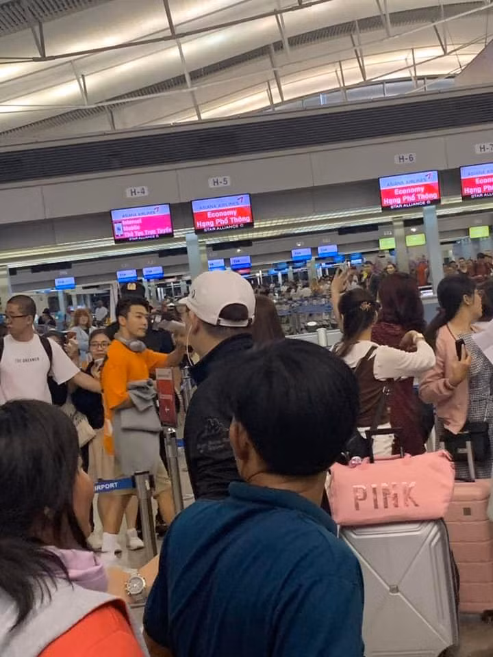 "Hồi tháng 3/2019 được gặp Super Junior ở sân bay, lúc đó để ý Donghae (áo cam) ở ngoài cao, trắng, đẹp hơn trong MV nhiều luôn!". (Ảnh: Thanh Tuyền)