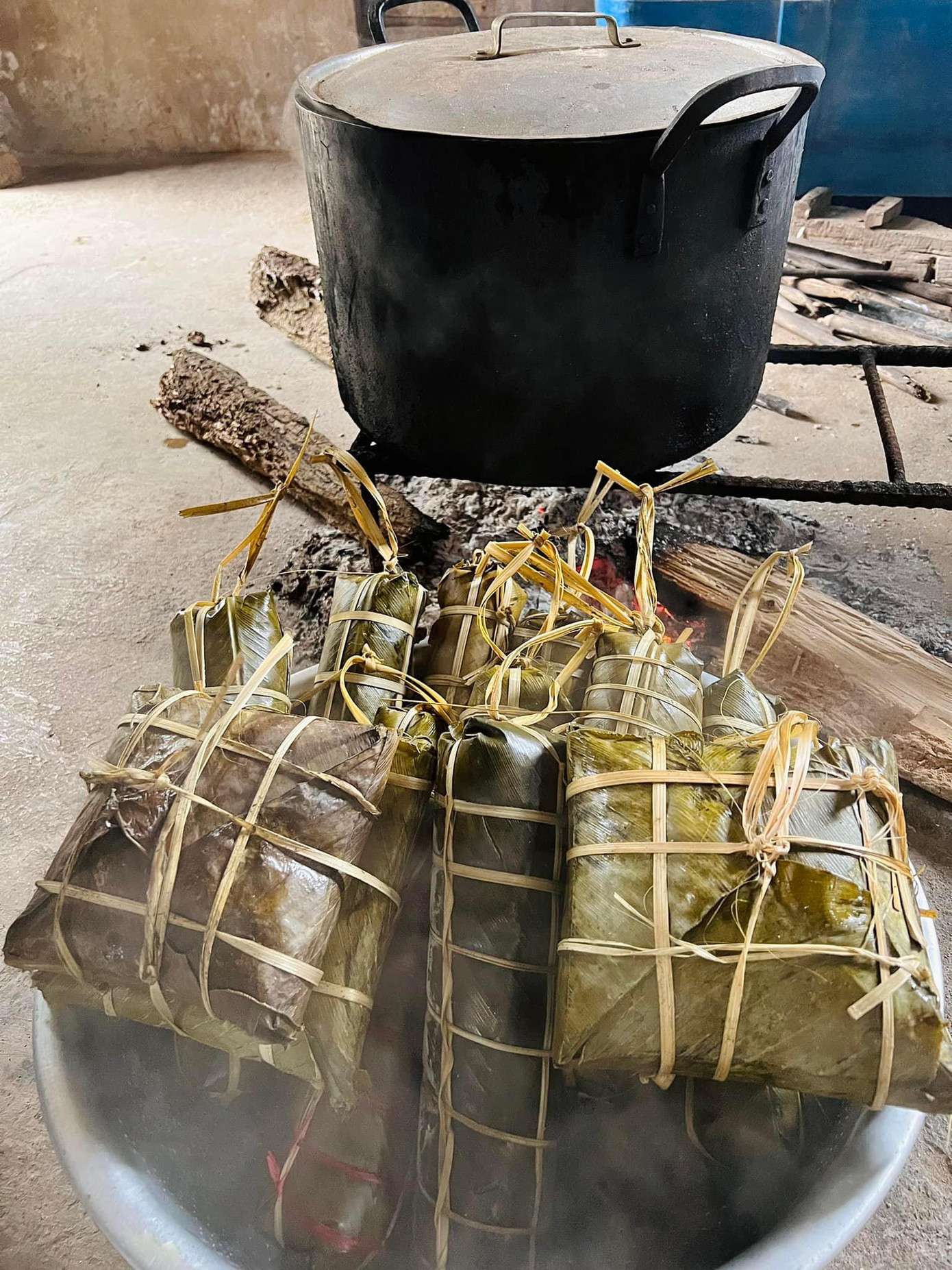 Nỗi nhớ nhà của người xa quê đôi khi chỉ là "thèm" một nồi bánh chưng bên gia đình. (Ảnh: Tân Cao) Nỗi nhớ nhà của người xa quê đôi khi chỉ là "thèm" một nồi bánh chưng bên gia đình. (Ảnh: Tân Cao)