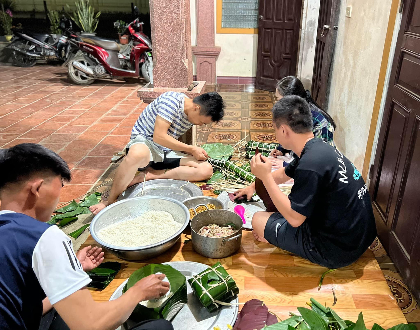 Nhà nhà tấp nập, cùng nhau quây quần gói bánh chưng, bánh dày. (Ảnh: Tân Cao) Nhà nhà tấp nập, cùng nhau quây quần gói bánh chưng, bánh dày. (Ảnh: Tân Cao)