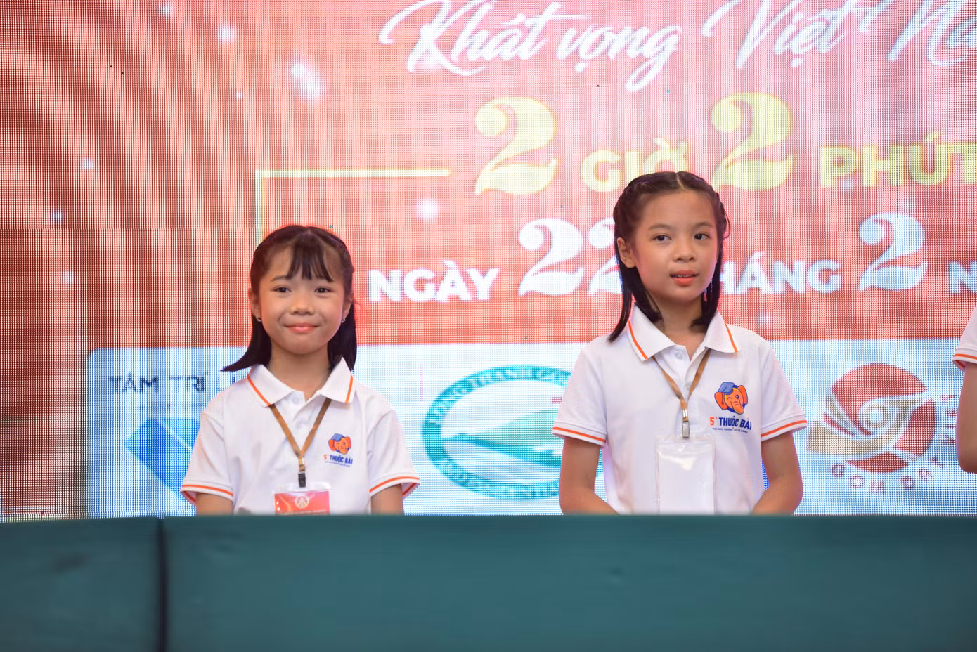 Cặp đôi nhí tài năng Linh Anh và Diệu Anh nhanh chóng hoàn thành thử thách ghi nhớ số seri của chương trình.