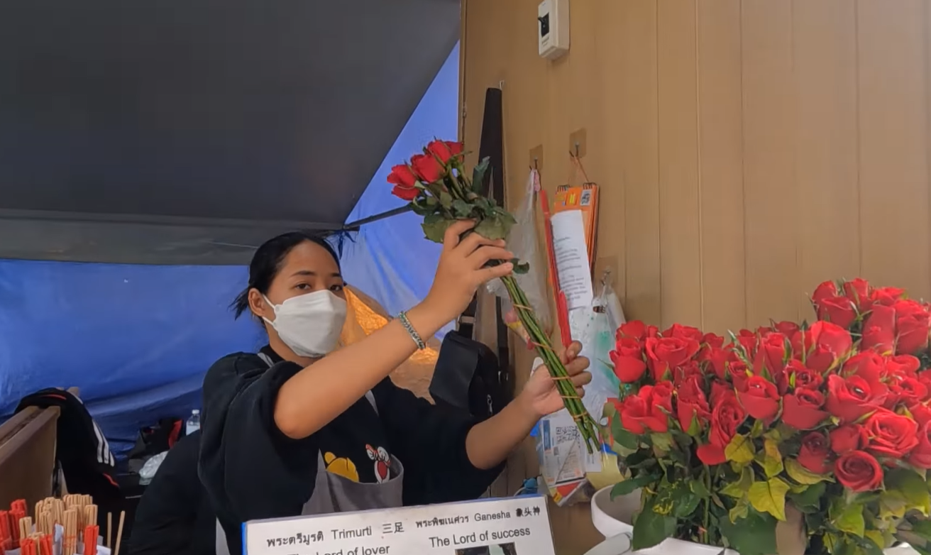 Tại khu vực quầy mua bán, du khách có thể mua hoa hồng và lễ vật để cầu nguyện trước đền. Tại khu vực quầy mua bán, du khách có thể mua hoa hồng và lễ vật để cầu nguyện trước đền.