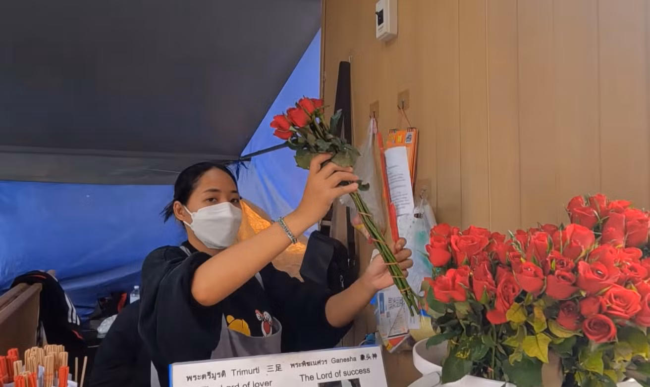 Tại khu vực quầy mua bán, du khách có thể mua hoa hồng và lễ vật để cầu nguyện trước đền. Tại khu vực quầy mua bán, du khách có thể mua hoa hồng và lễ vật để cầu nguyện trước đền.