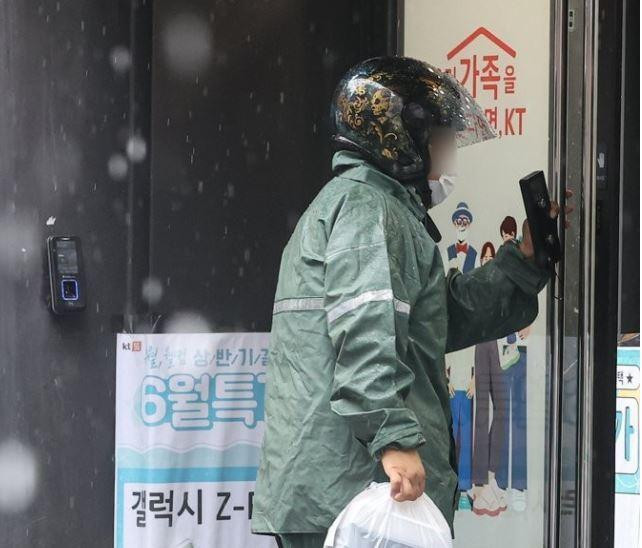 Anh shipper đành leo lên tầng 29 lấy lại đơn hàng theo yêu cầu của vị khách. Ảnh: Internet Anh shipper đành leo lên tầng 29 lấy lại đơn hàng theo yêu cầu của vị khách. Ảnh: Internet