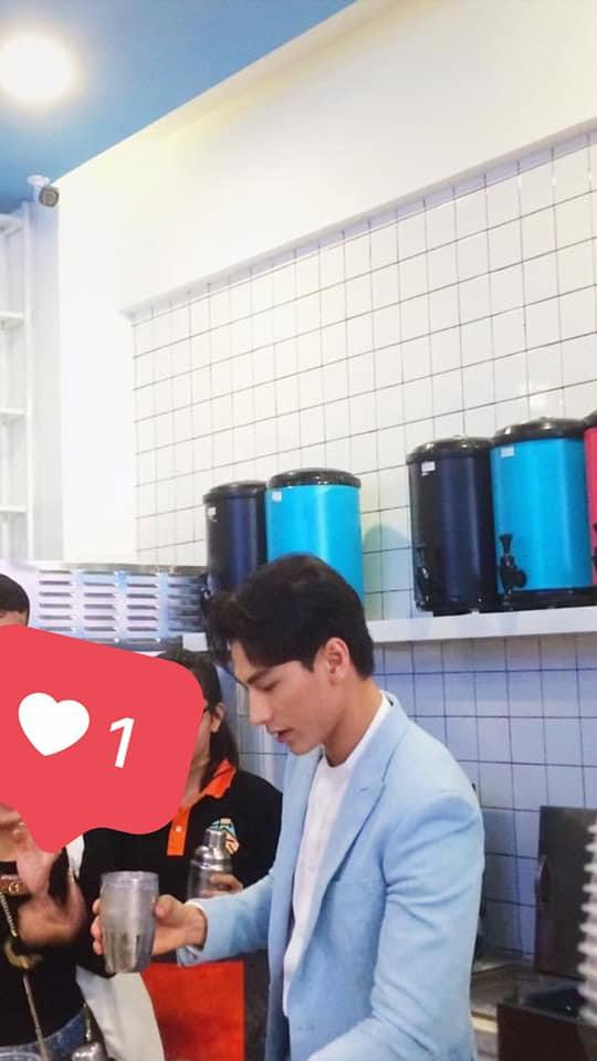 Đi vào quán cà phê mà gặp "chú" nhân viên pha chế đẹp trai như Isaac thế này thì tình nguyện... không cần bỏ đường luôn! (Ảnh: Yến Nhi) Đi vào quán cà phê mà gặp "chú" nhân viên pha chế đẹp trai như Isaac thế này thì tình nguyện... không cần bỏ đường luôn! (Ảnh: Yến Nhi)