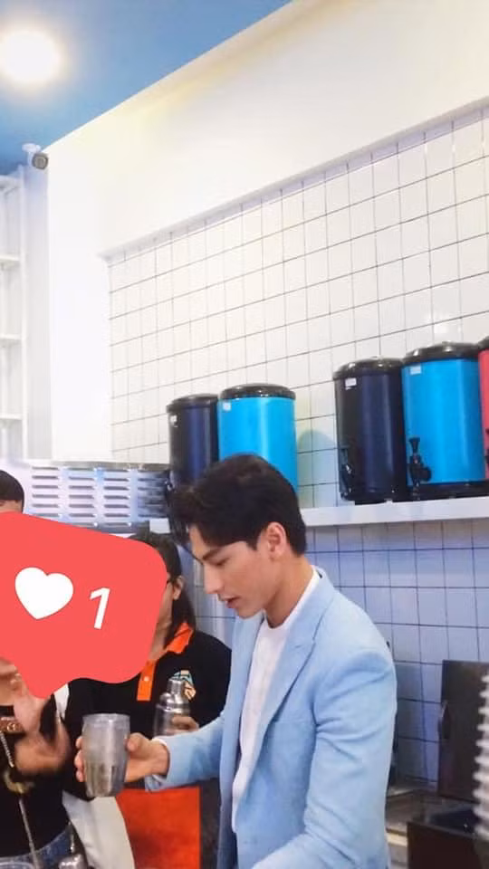 Đi vào quán cà phê mà gặp "chú" nhân viên pha chế đẹp trai như Isaac thế này thì tình nguyện... không cần bỏ đường luôn! (Ảnh: Yến Nhi)