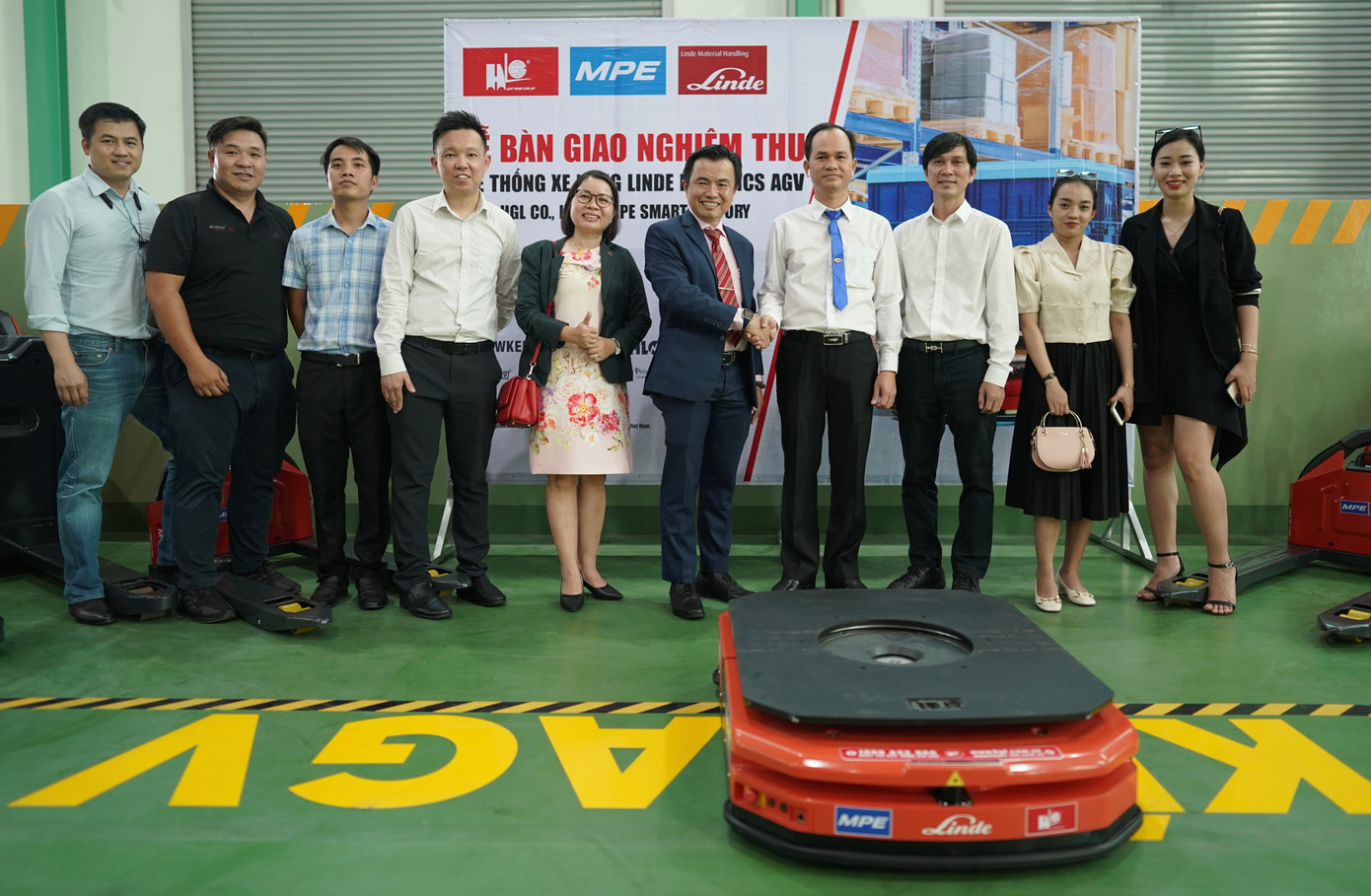 Ông Hồ Uyên Nhân- Tổng giám đốc Công ty TNHH MTV TM DV Hoàng Gia Lâm cho biết: "Ứng dụng công nghệ AI Linde Robotics giúp doanh nghiệp tiết giảm tối đa chi phí sản xuất, giảm thiểu tối đa chi phí nhân công, tăng hiệu suất làm việc, đảm bảo an ninh an toàn tuyệt đối trong vận hành nhà máy, kho bãi, chủ động vận hành kho 24/7 mà không cần trả thêm chi phí phát sinh...".