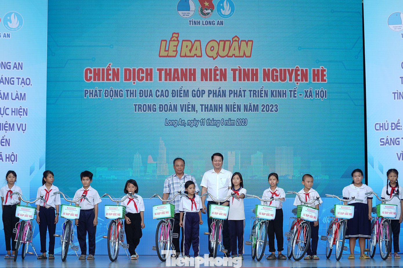 Tại lễ ra quân, Ban Tổ chức đã trao tặng 50 suất học bổng cho các học sinh có hoàn cảnh khó khăn (mỗi suất trị giá 1 triệu đồng); 15 xe đạp cho học sinh có hoàn cảnh khó khăn. Ngoài ra, BTC còn trao 30 phần quà cho các gia đình chính sách, gia đình có hoàn cảnh khó khăn (mỗi phần quà trị giá 700.000 đồng).