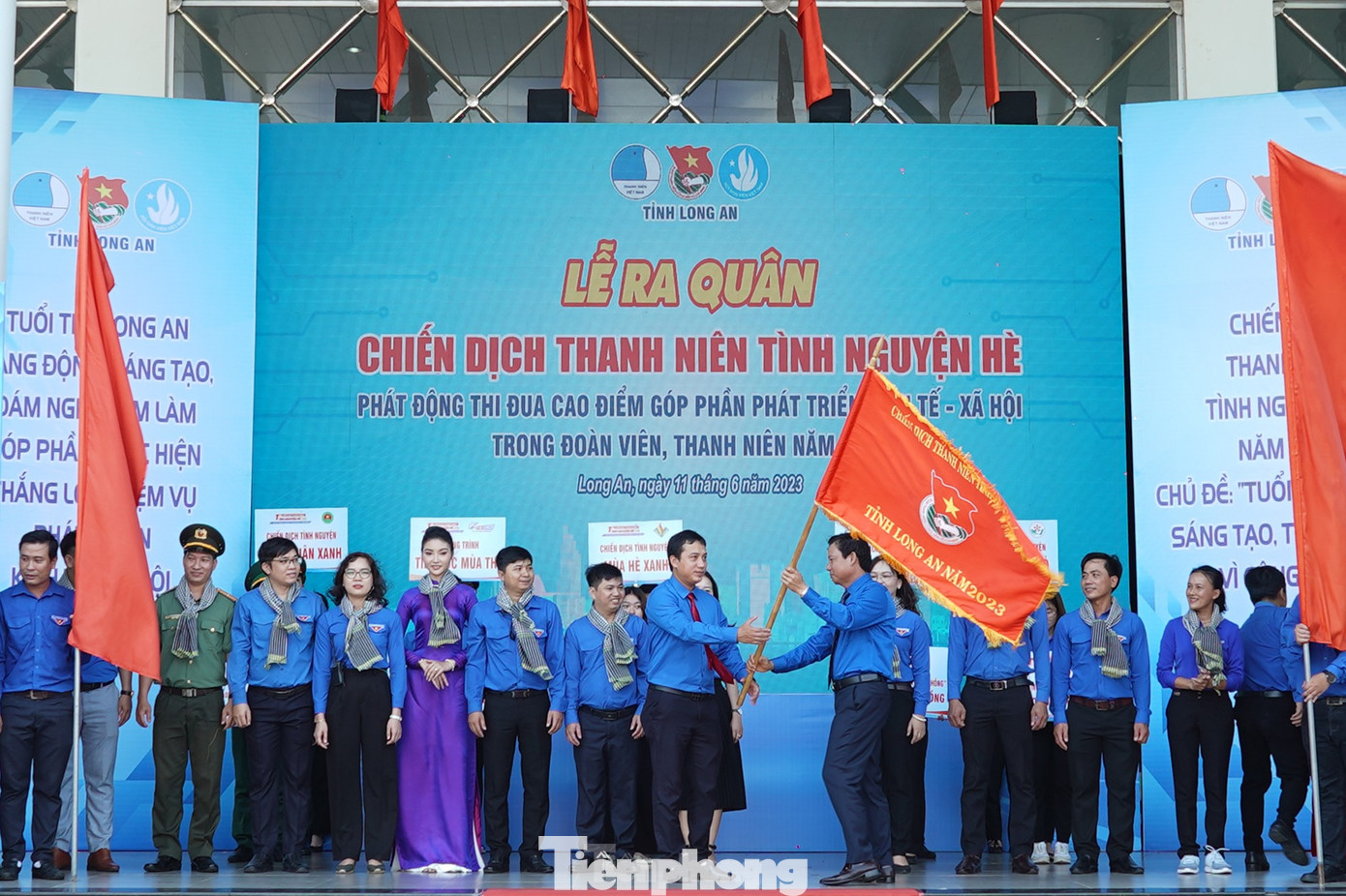 Phó Chủ tịch UBND tỉnh Long An Phạm Tấn Hoà trao cờ lệnh cho Ban chỉ huy chiến dịch Thanh niên tình nguyện hè 2023.