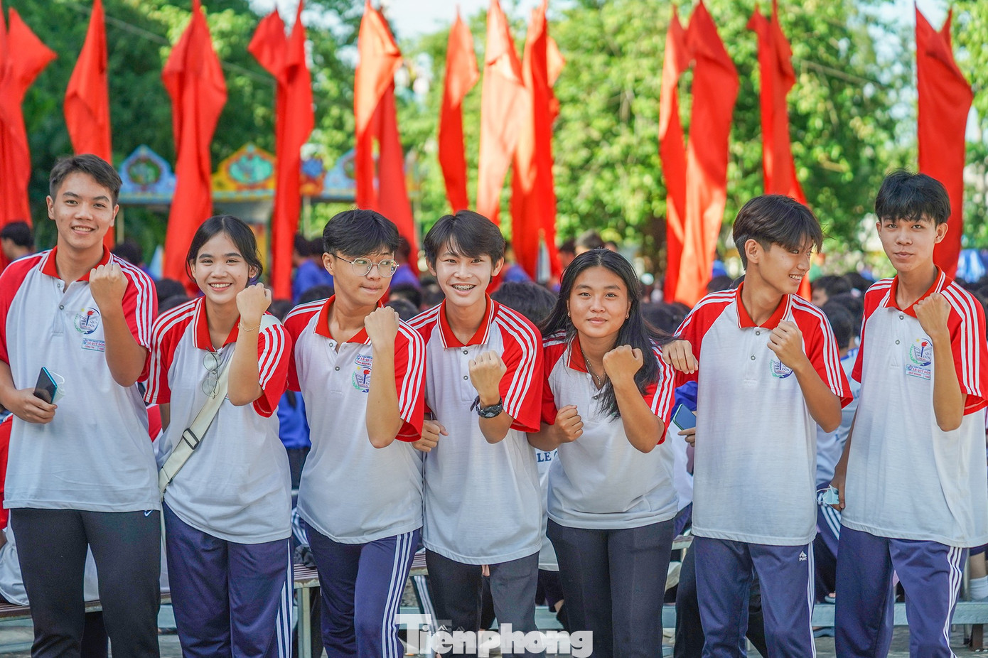 Đoàn viên Đoàn trường THPT Lê Quý Đôn tỉnh Long An thể hiện tinh thần xung kích, tràn đầy sức trẻ.