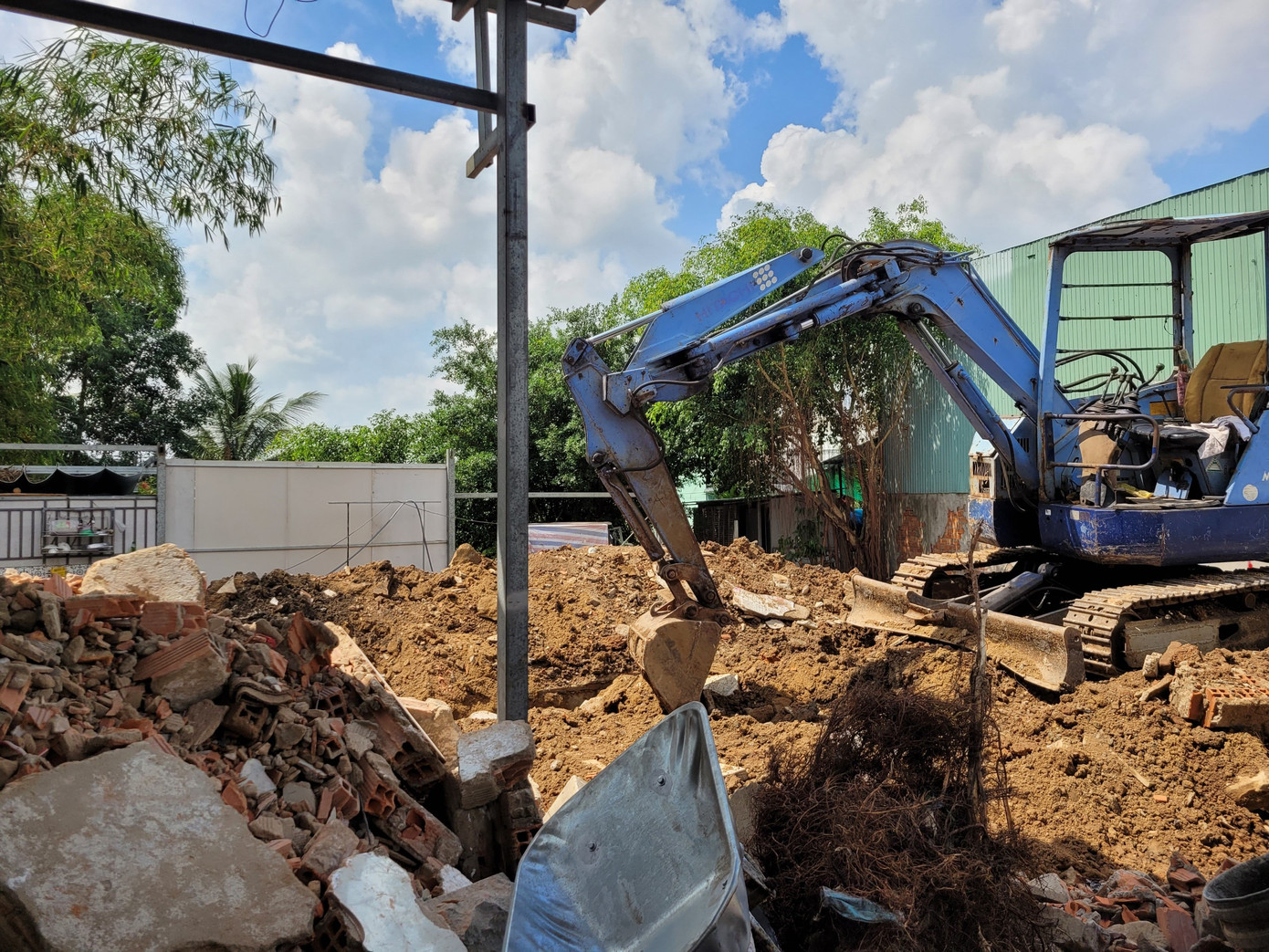 Gia đình ông Đỗ Hồng Thanh đang tháo dỡ công trình trên đất để bàn giao mặt bằng cho dự án. Hộ ông Thanh được bồi thường với tổng số tiền hơn 3 tỷ đồng