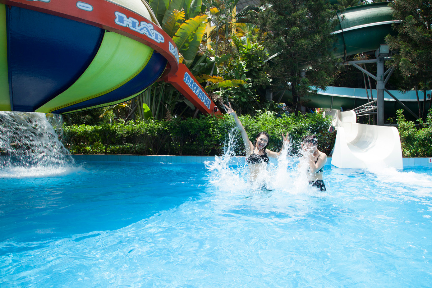 Du khách hào hứng khi đến với công viên nước Đầm Sen Du khách hào hứng khi đến với công viên nước Đầm Sen