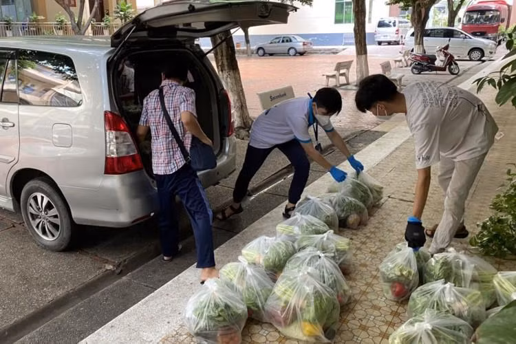 Đội tình nguyện của trường ĐH KHXH&amp;NV TP. HCM chuyển nhu yếu phẩm đến sinh viên trong thời gian thực hiện giãn cách.