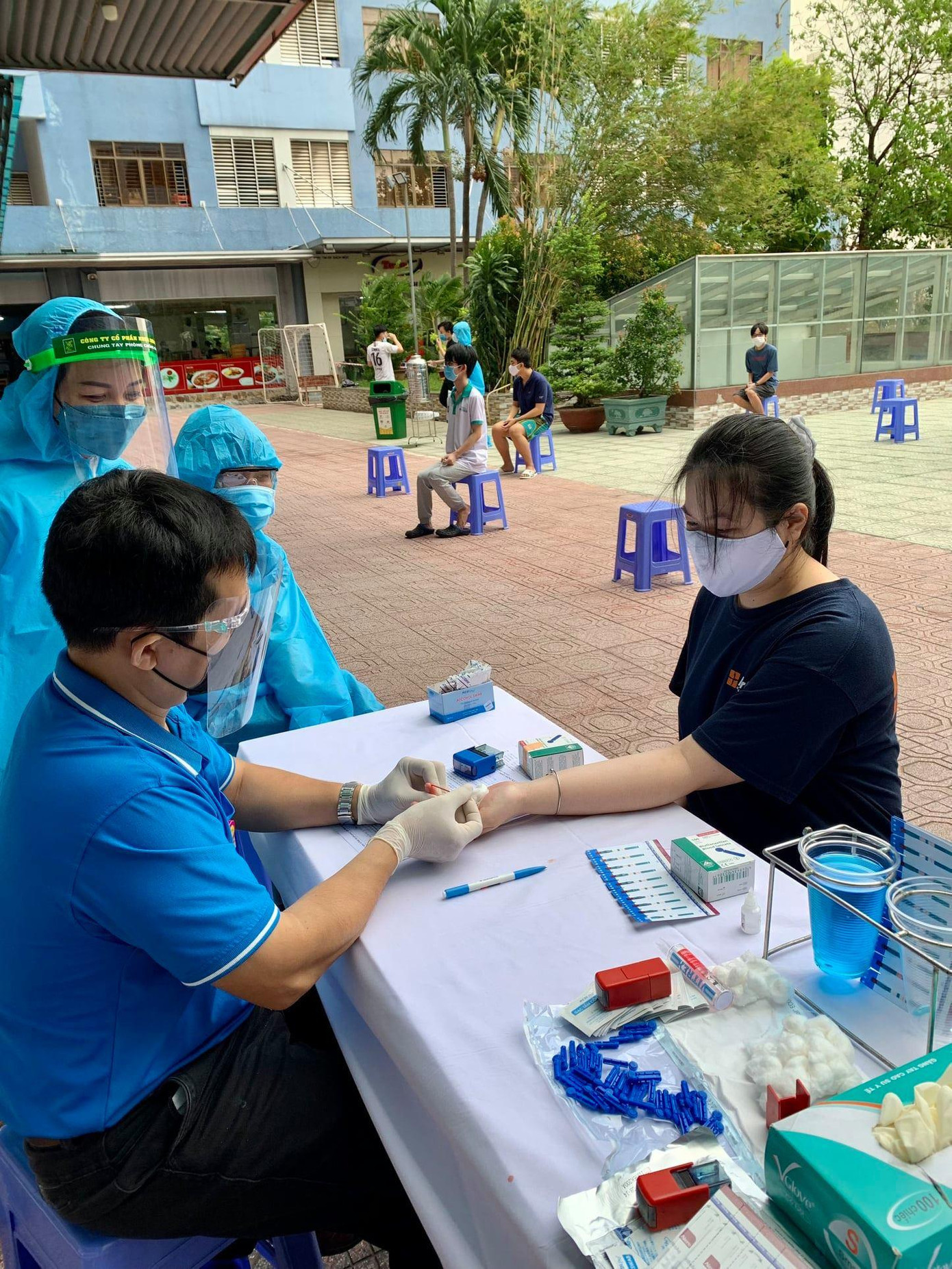 Sinh viên tại KTX ĐH Bách khoa (ĐHQG TP. HCM) tham gia hiến máu. Ảnh: ĐH BK Sinh viên tại KTX ĐH Bách khoa (ĐHQG TP. HCM) tham gia hiến máu. Ảnh: ĐH BK