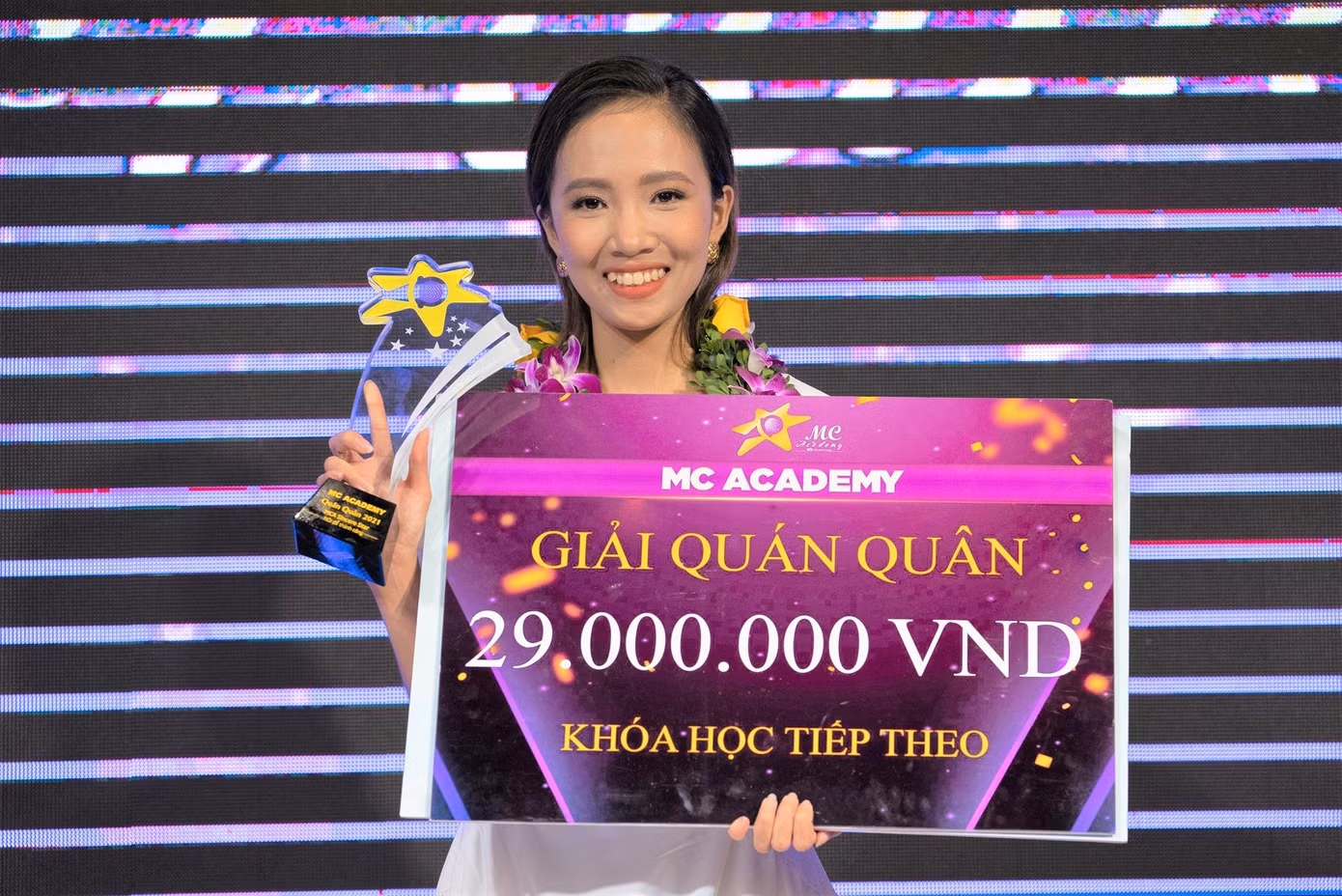 Giải Quán quân MCA Sincere Star giúp Khánh Linh tự tin hơn với công việc của mình. Giải Quán quân MCA Sincere Star giúp Khánh Linh tự tin hơn với công việc của mình.