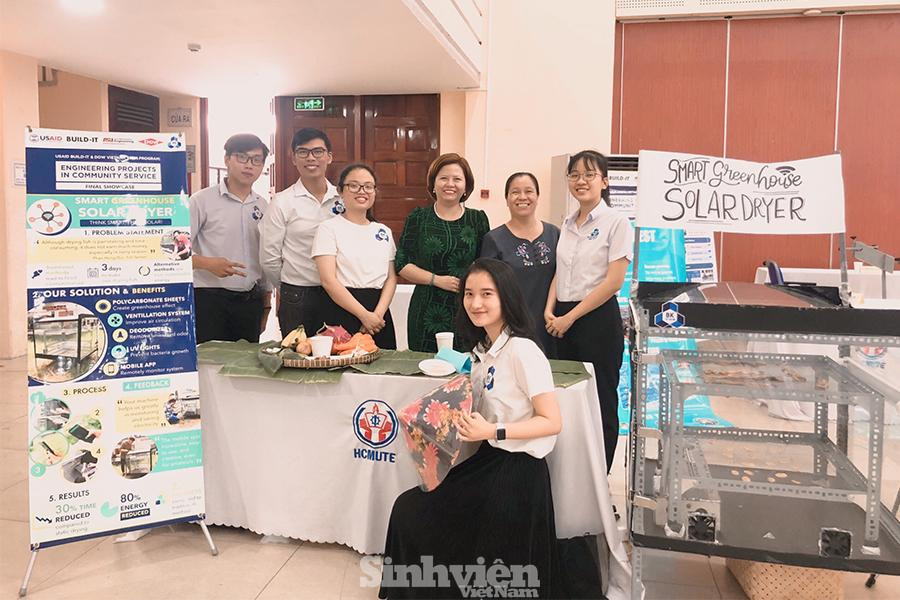 Nhóm tác giả và giảng viên hướng dẫn tại Chương trình EPICS .