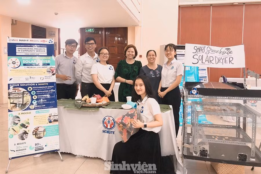 Nhóm tác giả và giảng viên hướng dẫn tại Chương trình EPICS .