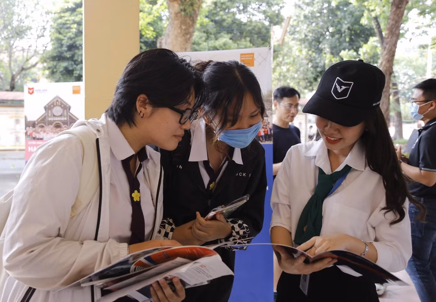 Thí sinh tìm hiểu về trường ĐH Văn Lang trong Ngày hội tư vấn hướng nghiệp khối tiếng Pháp, tháng 4/2021.