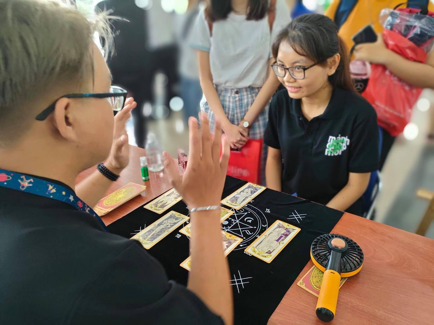 Các trò chơi tại ngày hội thu hút đông sinh viên tham gia. Các trò chơi tại ngày hội thu hút đông sinh viên tham gia.