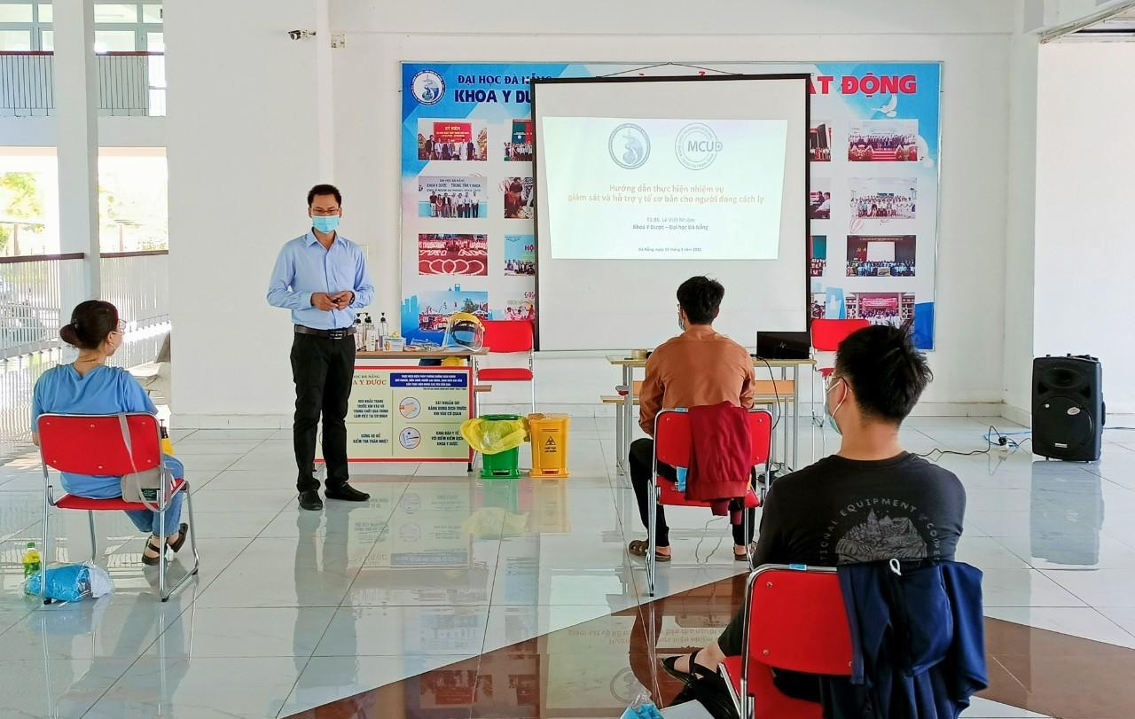 TS. BS Lê Viết Nhiệm tập huấn kiến thức cho sinh viên Khoa Y Dược (ĐH Đà Nẵng) sẵn sàng vào cuộc chống dịch. TS. BS Lê Viết Nhiệm tập huấn kiến thức cho sinh viên Khoa Y Dược (ĐH Đà Nẵng) sẵn sàng vào cuộc chống dịch.