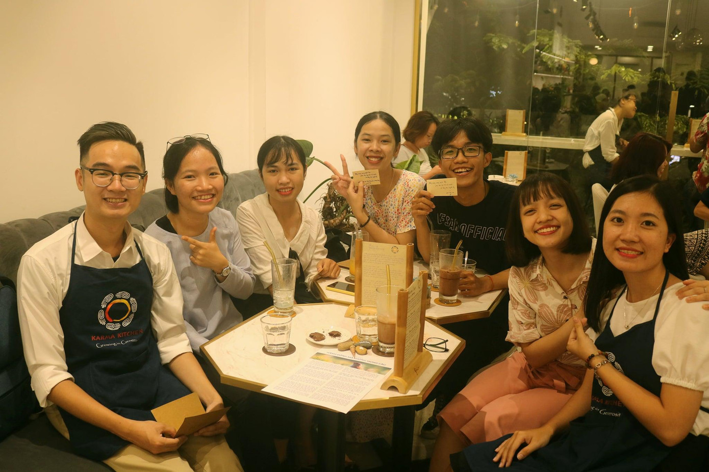 Không có khoảng cách giữa khách và tình nguyện viên.