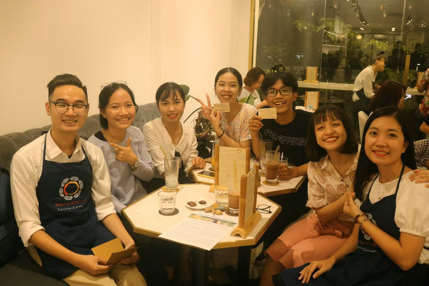 Không có khoảng cách giữa khách và tình nguyện viên.