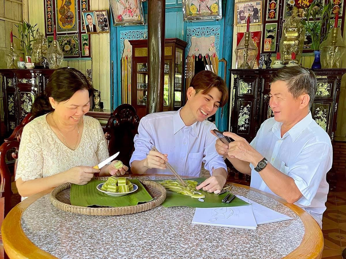 Niềm vui của Nguyễn Minh Công là cùng làm tác phẩm với ba mẹ. Niềm vui của Nguyễn Minh Công là cùng làm tác phẩm với ba mẹ.