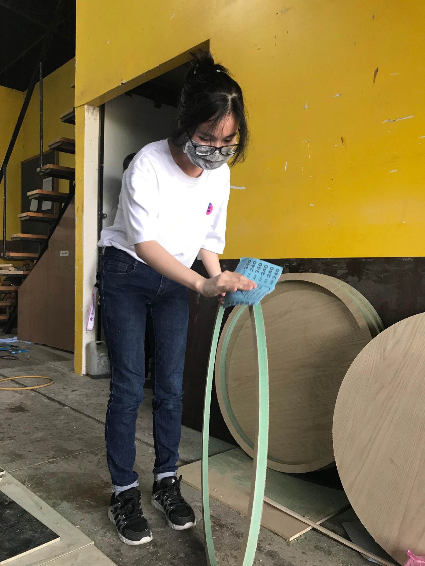 Phương Uyên trải nghiệm khâu xử lý bề mặt gỗ trước khi ráp sản phẩm.