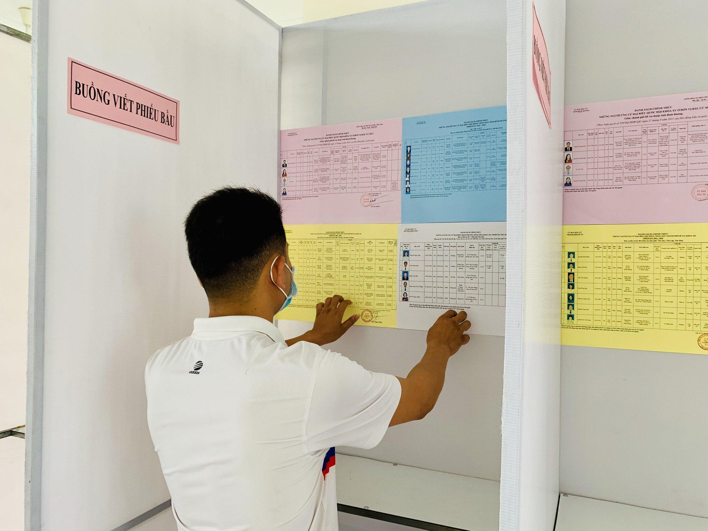 Kiểm tra lại danh sách niêm yết tại các buồng viết phiếu bầu cử.