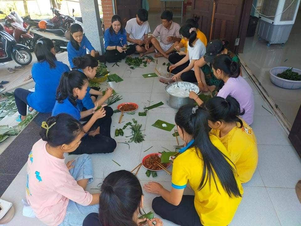 Bạn trẻ Huế làm bánh bột lọc gửi tặng Sài Gòn. Ảnh: PT