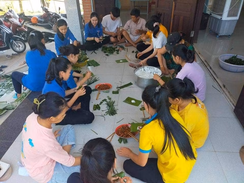 Bạn trẻ Huế làm bánh bột lọc gửi tặng Sài Gòn. Ảnh: PT