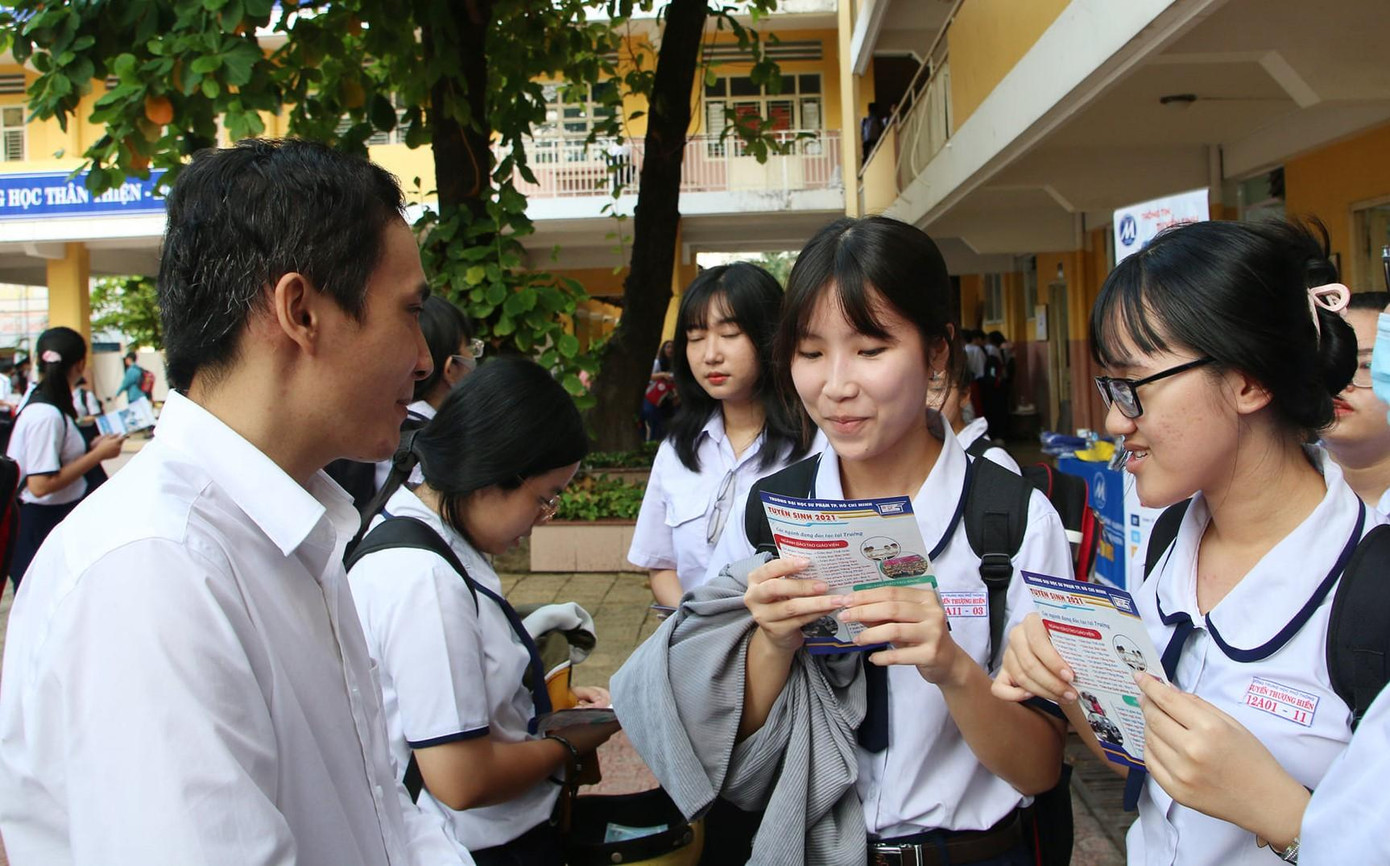 Học sinh tìm hiểu về trường ĐH Sư phạm TP. HCM trong chương trình tư vấn tuyển sinh 2021.