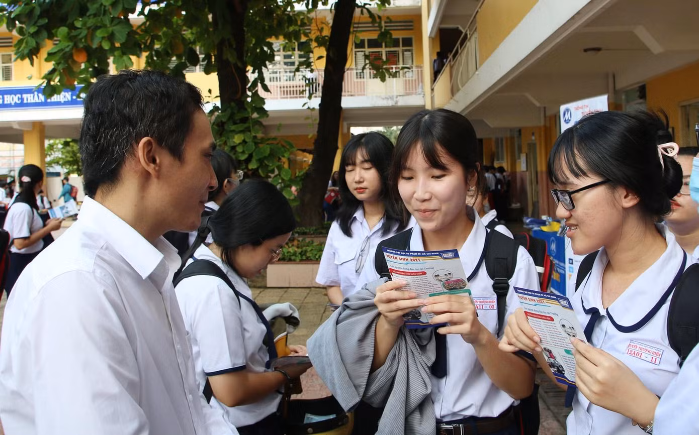 Học sinh tìm hiểu về trường ĐH Sư phạm TP. HCM trong chương trình tư vấn tuyển sinh 2021.