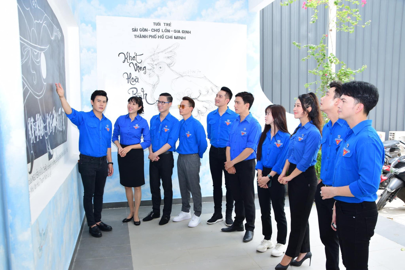 Châu Tuyết Vân (thứ 4 từ phải sang) cùng các nghệ sĩ và thanh niên tiêu biểu tham gia Lễ hội thanh niên TP.HCM 2021.