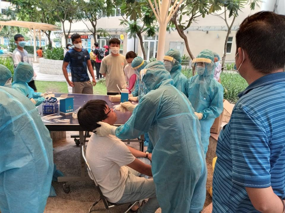 Lấy mẫu xét nghiệm người dân ngụ tại chung cư Sunview Town (Thủ Đức). Ảnh: LHD