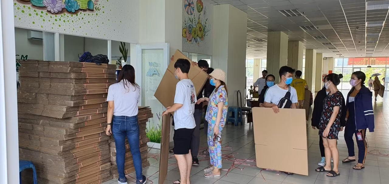 Sinh viên xếp hàng chờ nhận thùng tại KTX.