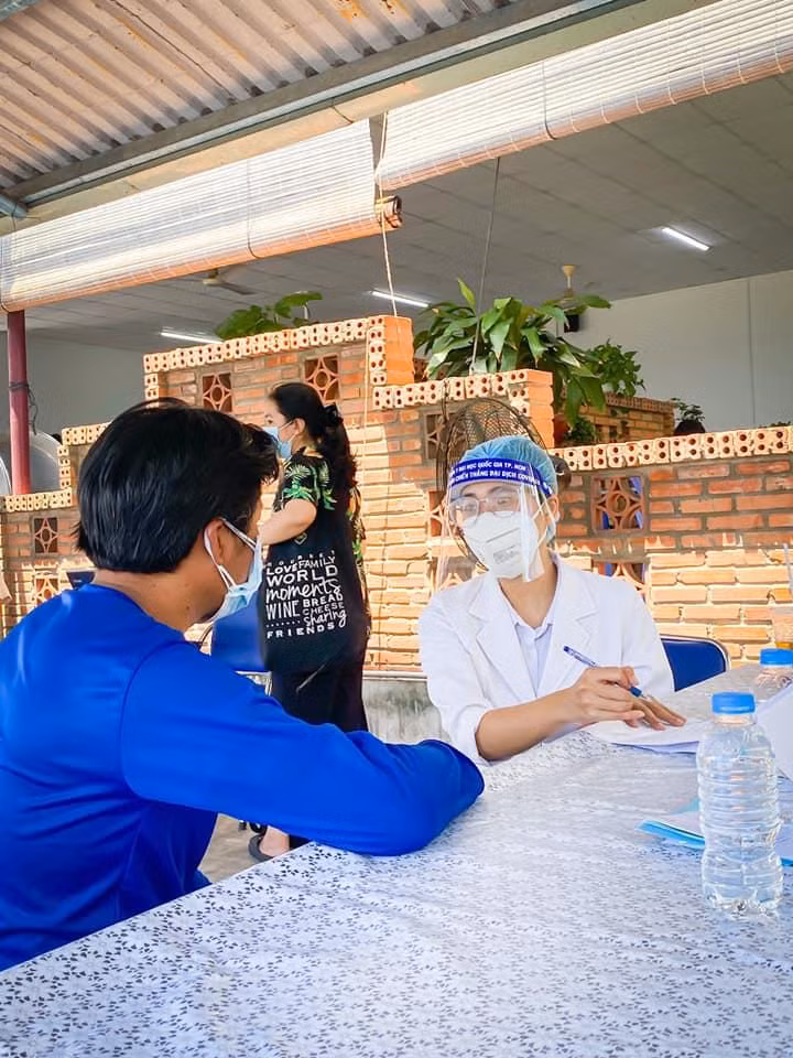 BS Nguyễn Thị Yến - giảng viên Khoa Y khám sàng lọc cho người dân trước khi tiêm vắc xin.