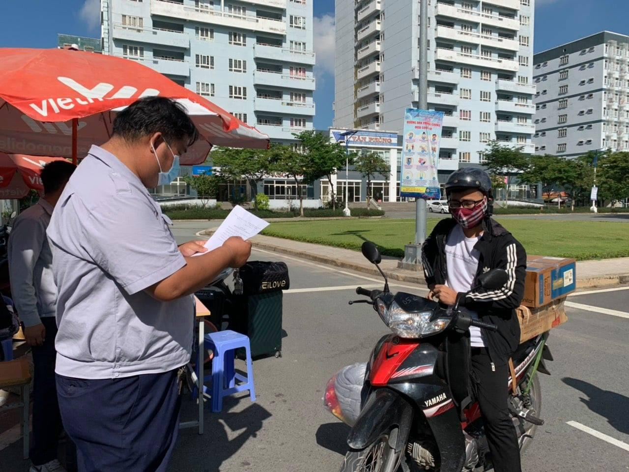 Sinh viên trình giấy xác nhận tại cổng bảo vệ trước khi ra về.