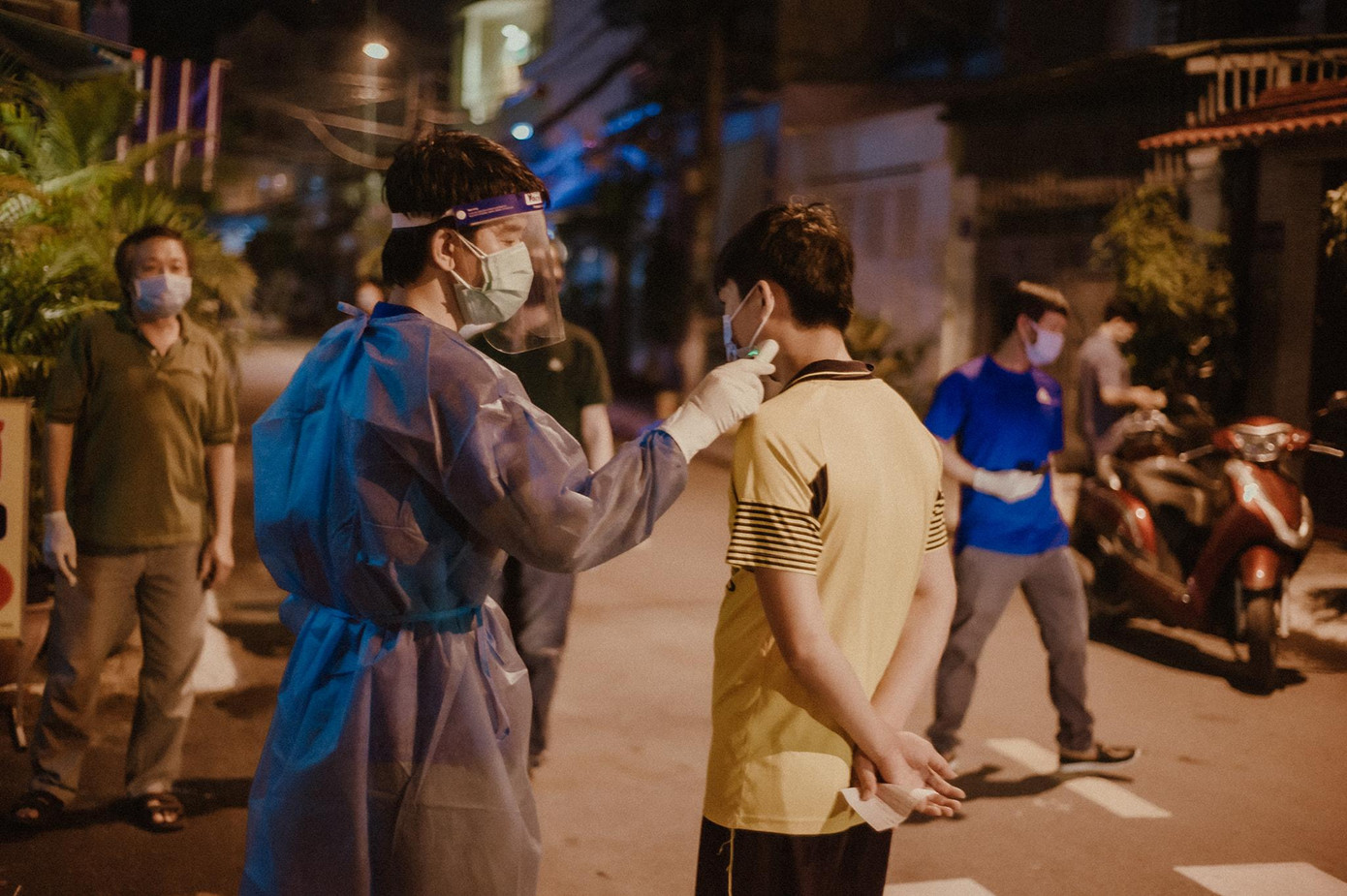 Công việc có khi kết thúc khi đã sang ngày mới, nhưng ai cũng nhiệt tình.