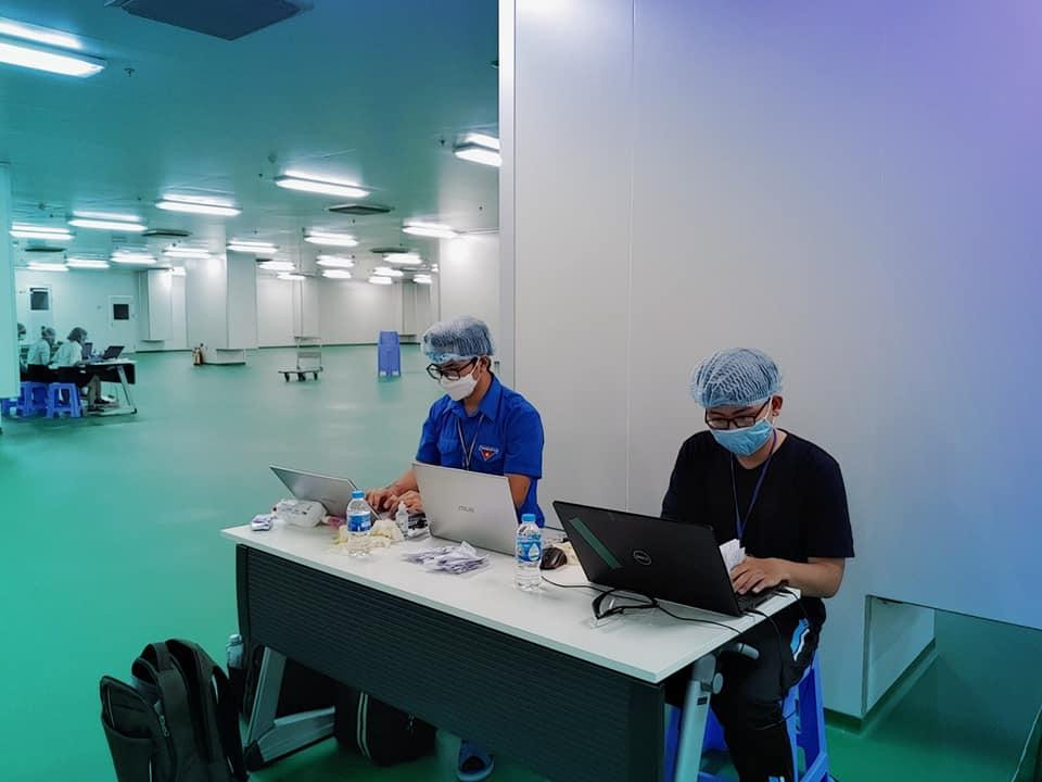 Sinh viên Khoa Y hỗ trợ nhập liệu cho HCDC khi đã về khuya. Sinh viên Khoa Y hỗ trợ nhập liệu cho HCDC khi đã về khuya.