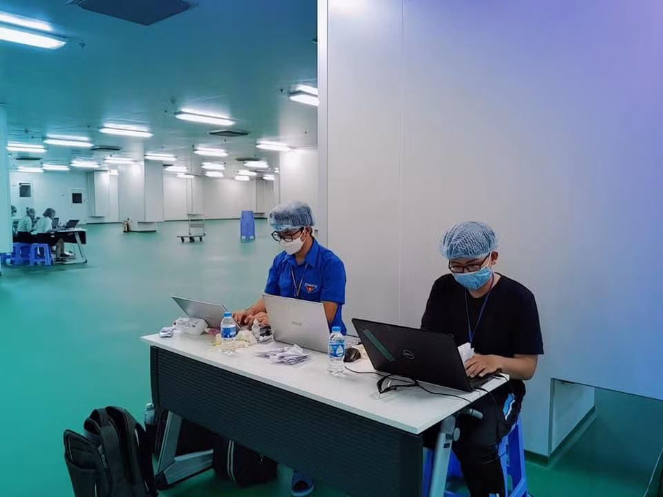 Sinh viên Khoa Y hỗ trợ nhập liệu cho HCDC khi đã về khuya.