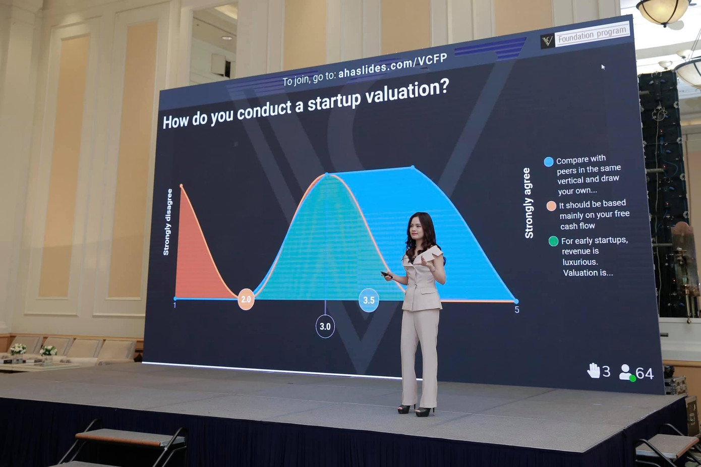 Tuệ Lâm trong vai trò diễn giả tại một sự kiện khởi nghiệp.