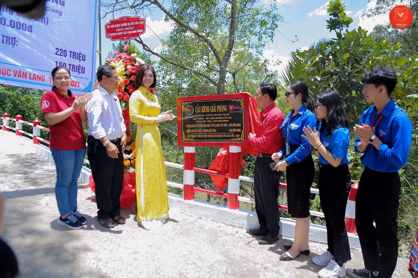 Trường ĐH Văn Lang và chính quyền địa phương khánh thành cầu kênh Giải Phóng.