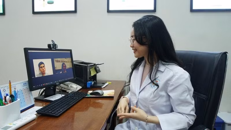 Bác sĩ của trường ĐH Y khoa Phạm Ngọc Thạch thuộc "Tổ y tế từ xa" tham vấn cho bệnh nhân.