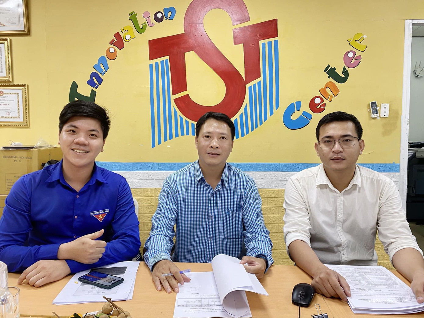 Phạm Công Hậu (phải) và ThS Huỳnh Thiên Tài tham gia một chương trình khoa học của Trung tâm Phát triển Khoa học và Công nghệ trẻ TP. HCM. Phạm Công Hậu (phải) và ThS Huỳnh Thiên Tài tham gia một chương trình khoa học của Trung tâm Phát triển Khoa học và Công nghệ trẻ TP. HCM.