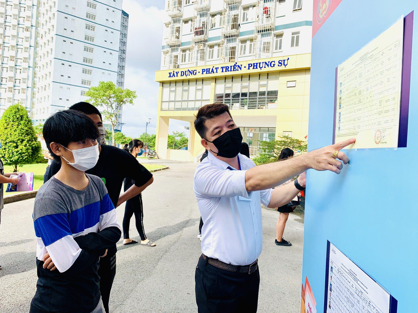 Sinh viên được hướng dẫn bầu cử tại KTX ĐHQG TP. HCM.