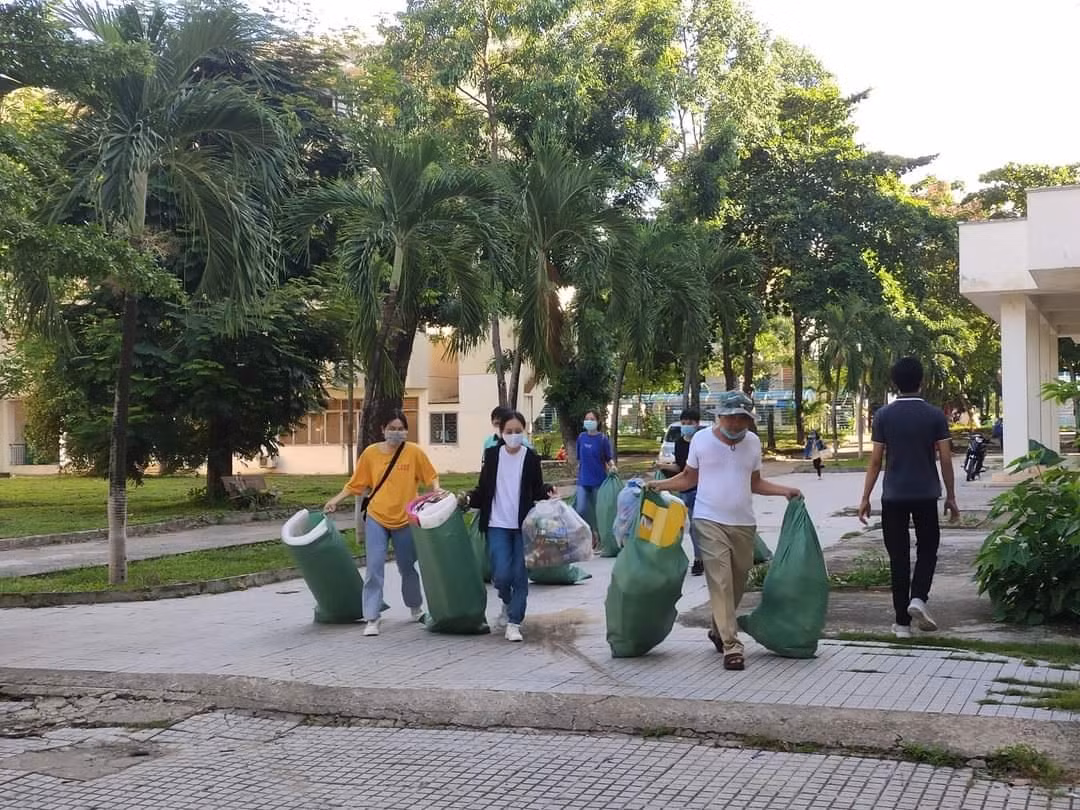 Các tình nguyện viên dọn dẹp rác thải tại KTX ĐHQG TP. HCM. Các tình nguyện viên dọn dẹp rác thải tại KTX ĐHQG TP. HCM.
