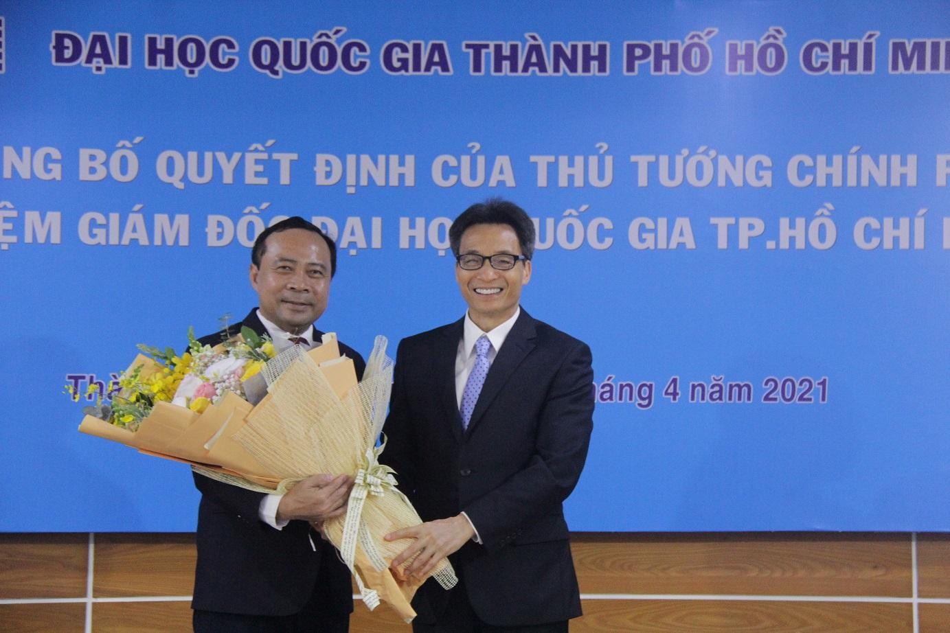 Phó Thủ tướng Vũ Đức Đam chúc mừng PGS. TS Vũ Hải Quân.