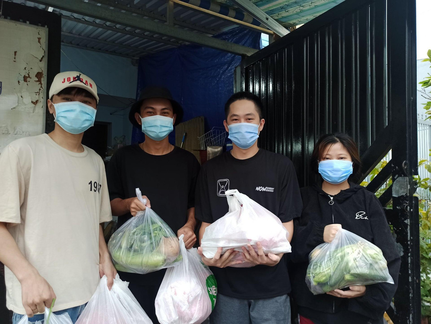 Sinh viên trường CĐ Quốc tế (ĐHQG TP. HCM) được nhà trường hỗ trợ thực phẩm trong thời gian giãn cách xã hội.